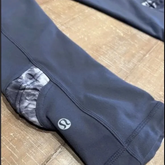 Lululemon Cropped Yogi Dance Pant Gray Black Roses RARE! - Picture 5 of 8